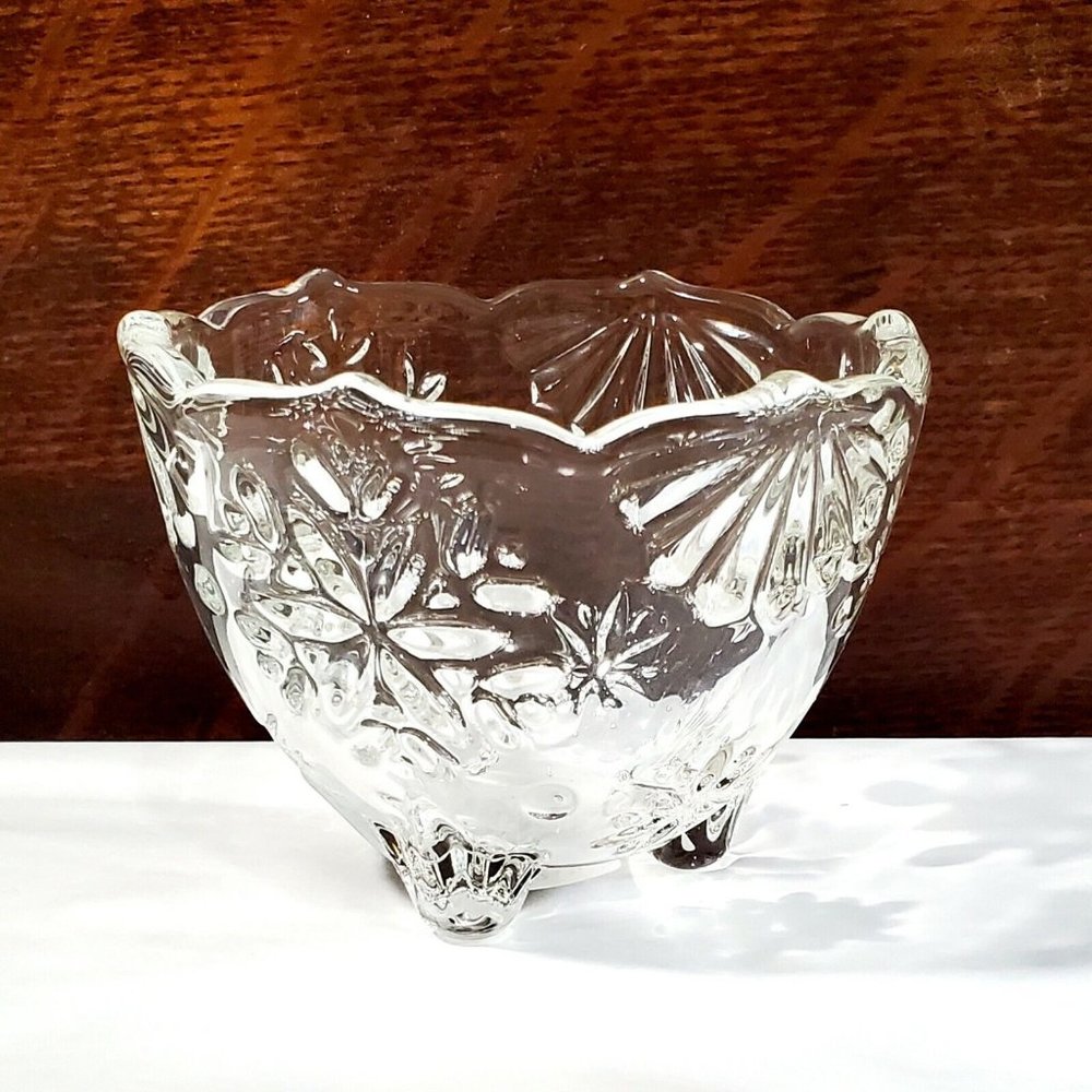 Mikasa Holiday Classics Snowflake Bowl 3" German crystal footed candy nuts